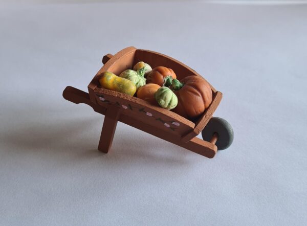 Wheelbarrow with miniature pumpkins for dollhouse, 1/12 scale - Imagen 2