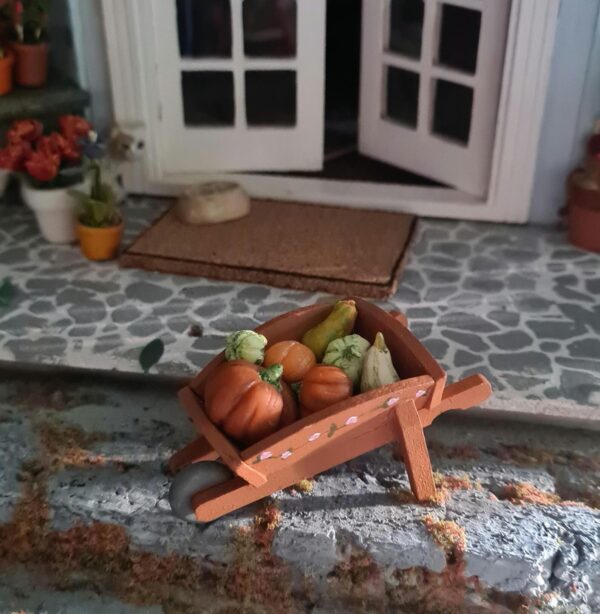 Wheelbarrow with miniature pumpkins for dollhouse, 1/12 scale - Imagen 3