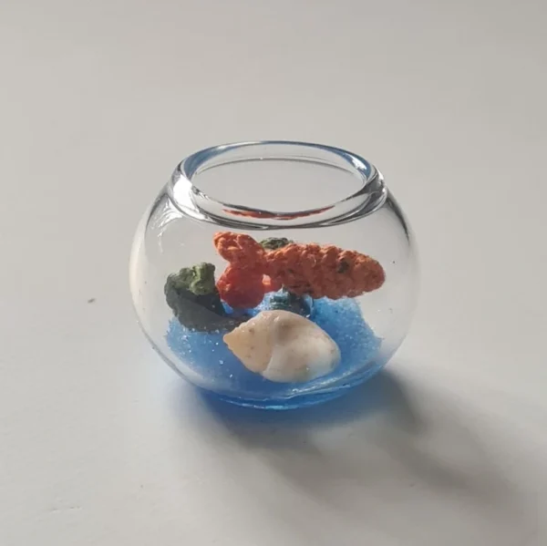 Fish bowl with crochet fish, 1/6 scale - Imagen 4