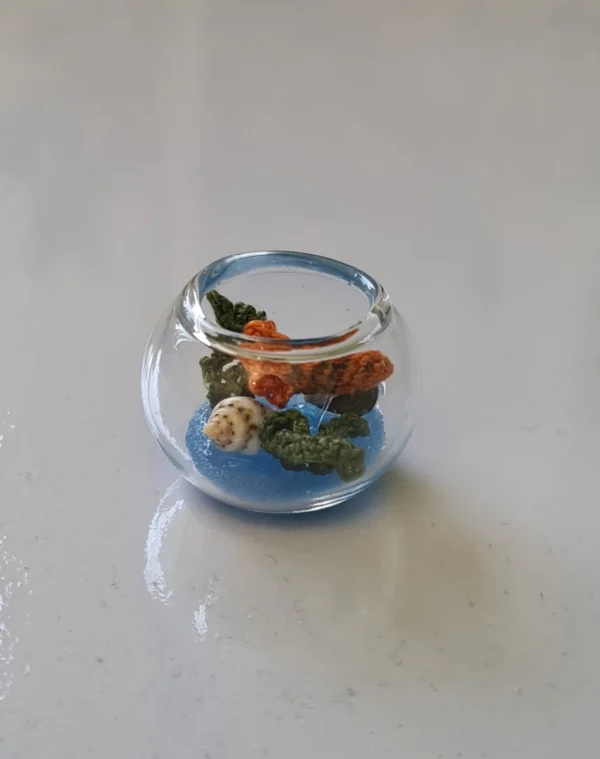 Fish bowl with crochet fish, 1/6 scale - Imagen 2