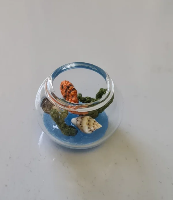 Fish bowl with crochet fish, 1/6 scale - Imagen 3