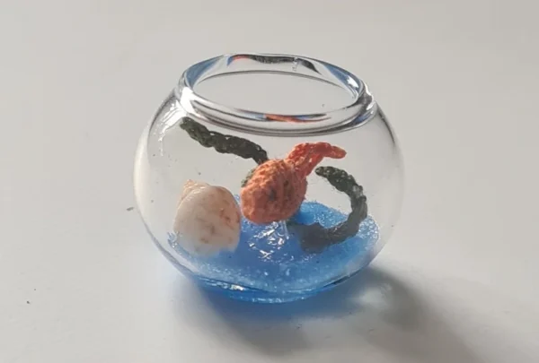 Fish bowl with crochet fish, 1/6 scale - Imagen 2