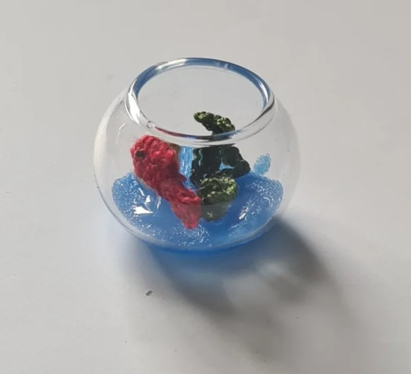 Fish bowl with crochet fish, 1/6 scale - Imagen 3