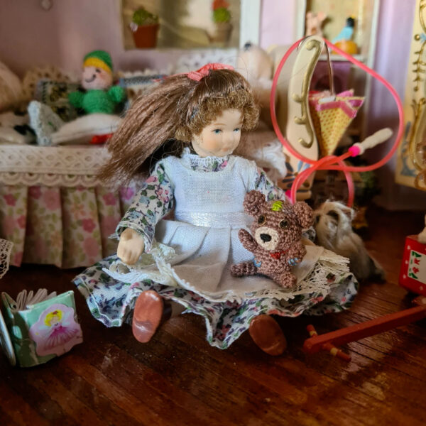 Crochet patched bear for dollhouse, 1/12 scale - Imagen 3
