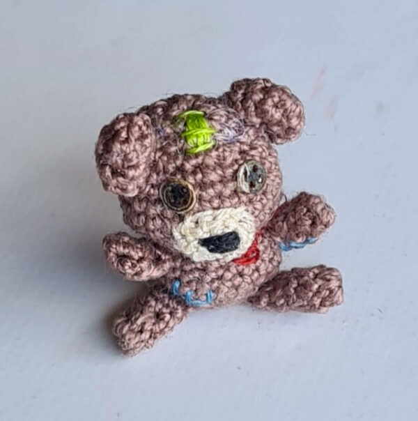 Crochet patched bear for dollhouse, 1/12 scale - Imagen 2