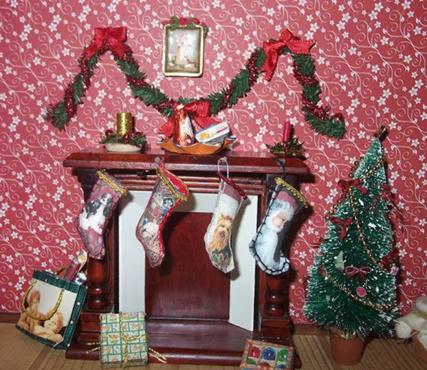 Dollhouse Christmas stocking, 1/12 scale - Imagen 2