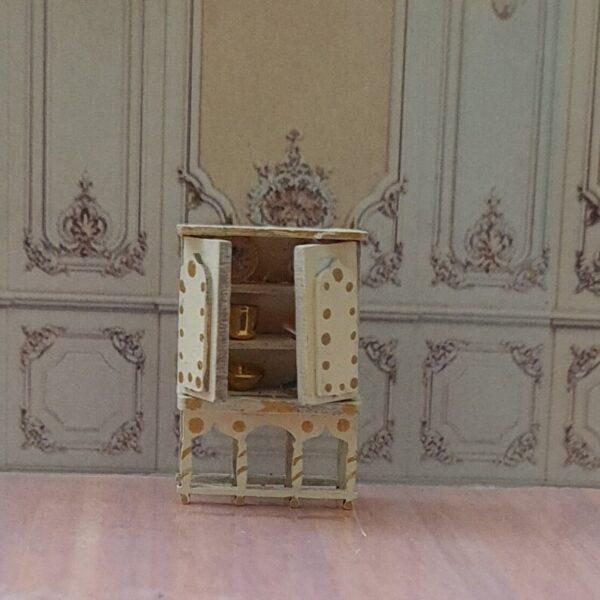 Dollhouse cabinet with accesories, 1/48 scale - Imagen 2