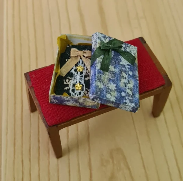 Miniature victorian blouse with box , 1/12 scale - Imagen 3