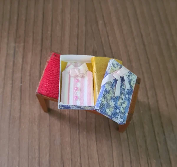 Miniature victorian blouse with box , 1/12 scale - Imagen 2