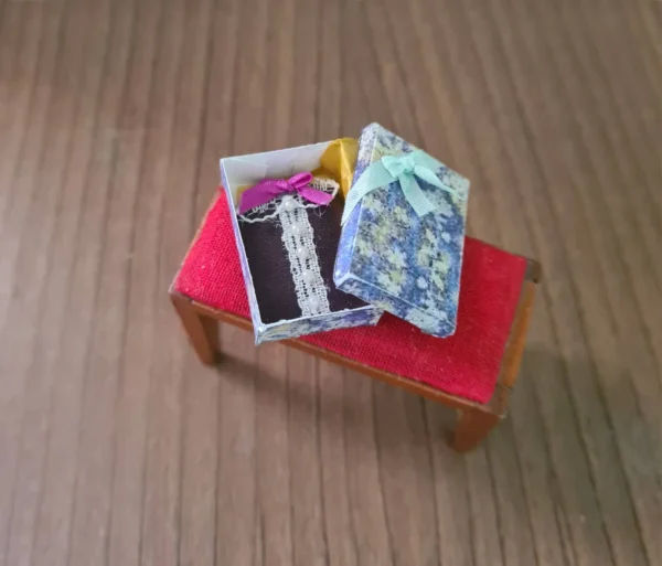 Miniature victorian blouse with box, 1/12 scale - Imagen 2