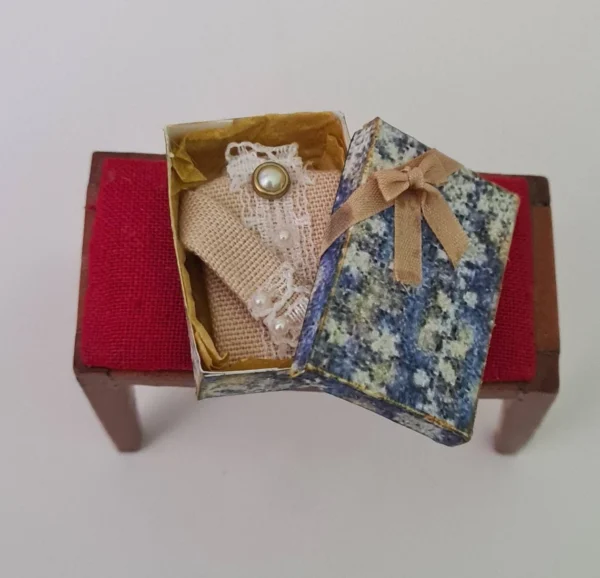 Miniature victorian blouse with box, 1/12 scale - Imagen 2