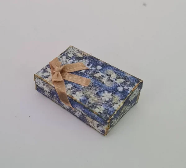 Miniature victorian blouse with box, 1/12 scale - Imagen 3