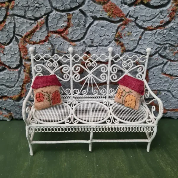 Dollhouse cushion, 1/12 scale - Imagen 2