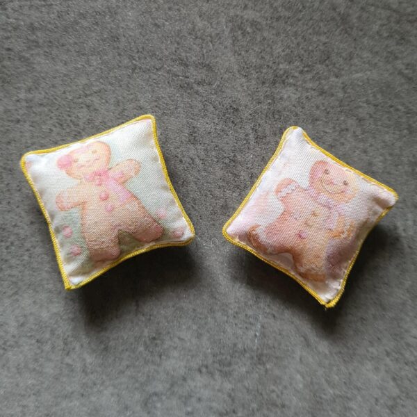 Dollhouse xmas cushion, 1/12 scale