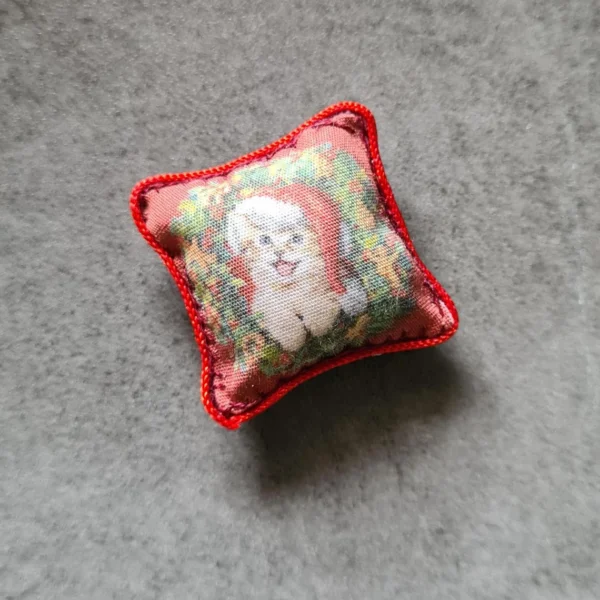 Dollhouse xmas cushion, 1/12 scale