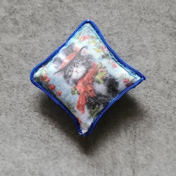 Dollhouse xmas cushion, 1/12 scale