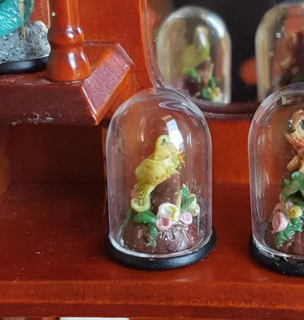 Dollhouse bird in a glass dome, 1/12 scale - Imagen 2