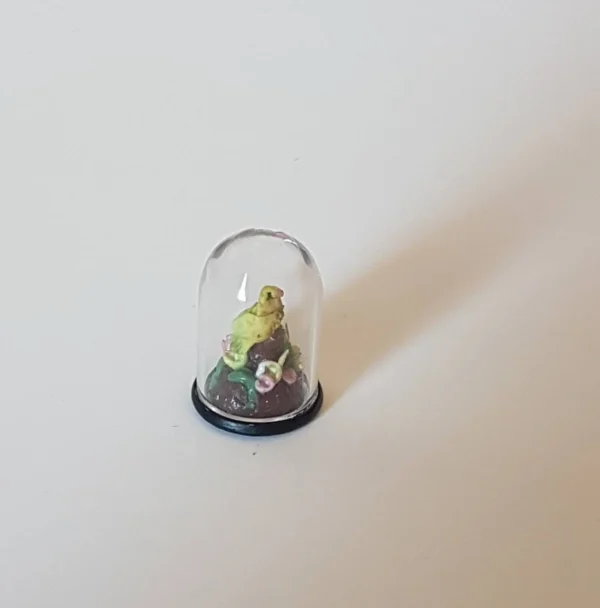 Dollhouse bird in a glass dome, 1/12 scale - Imagen 3