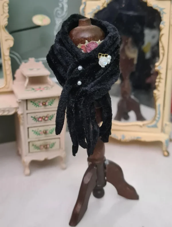 Dollhouse black stole, 1/12 scale - Imagen 3