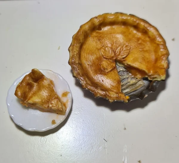 Dollhouse apple pie, 1/12 scale