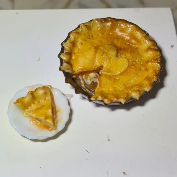 Dollhouse apple pie, 1/12 scale