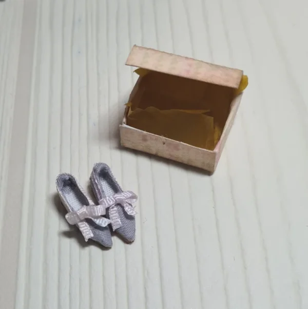 Shoes with old style box, 1/12 scale