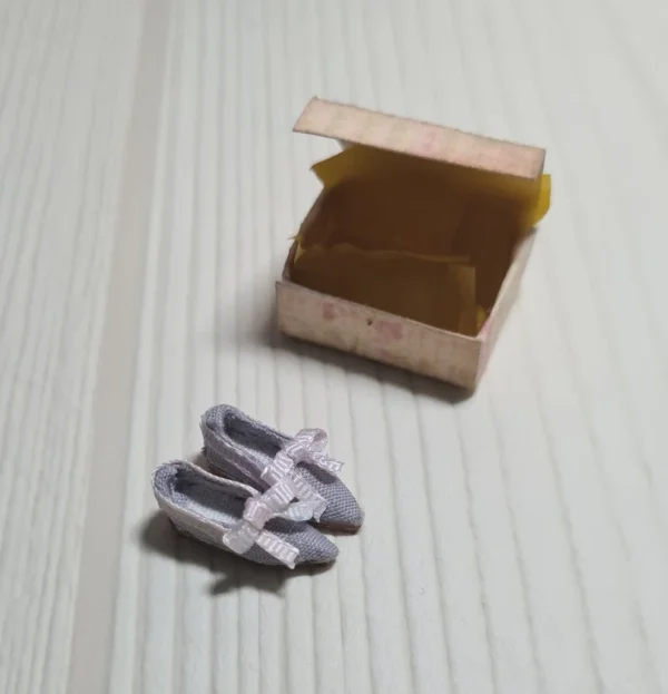 Shoes with old style box, 1/12 scale - Imagen 2