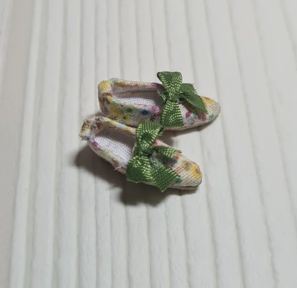 Shoes with old style box, 1/12 scale