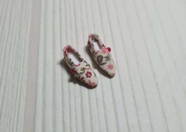 Shoes with old style box, 1/12 scale