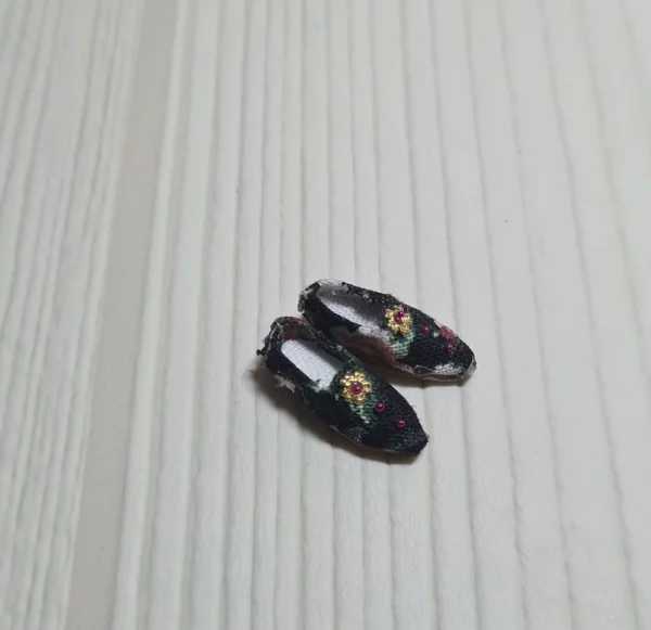Shoes with old style box, 1/12 scale