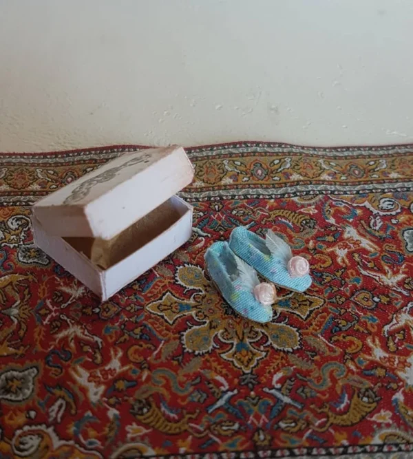 Shoes with old style box, 1/12 scale