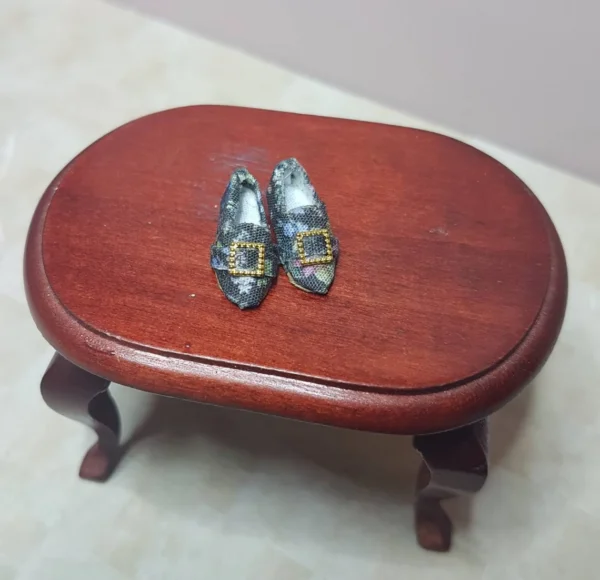 Shoes with old style box, 1/12 scale
