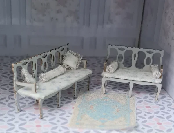 Dollhouse Georgian style chairs with carpet, 1/48 scale - Imagen 2