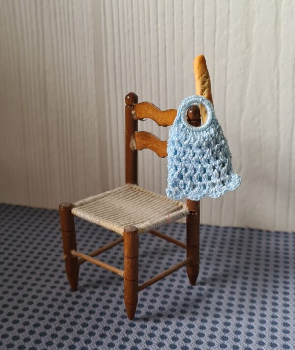 Crochet dollhouse shopping bag, 1/12 scale - Imagen 2