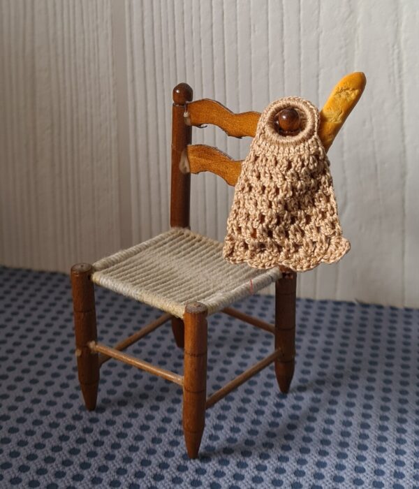 Crochet dollhouse shopping bag, 1/12 scale - Imagen 2