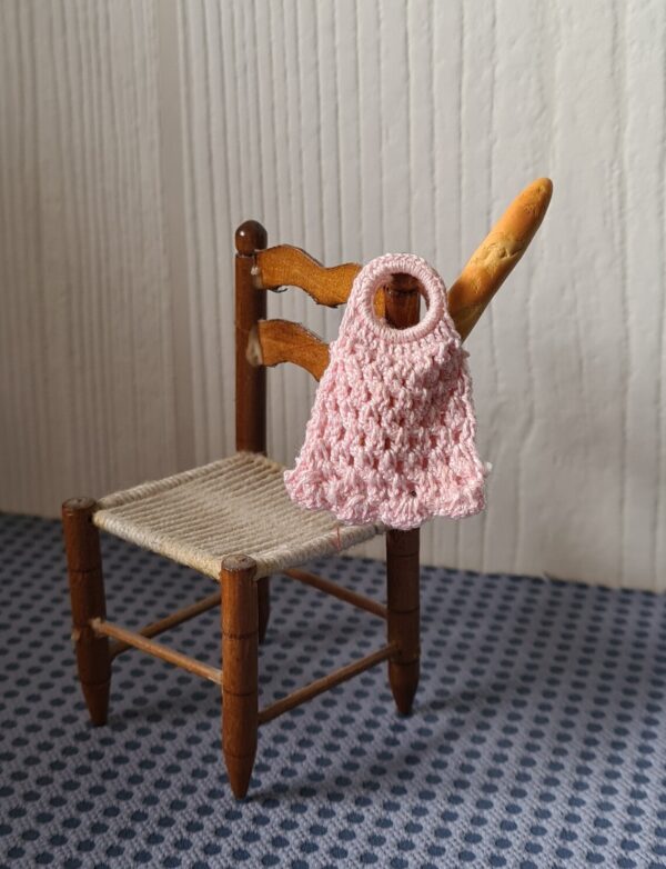 Crochet dollhouse shopping bag, 1/12 scale - Imagen 2