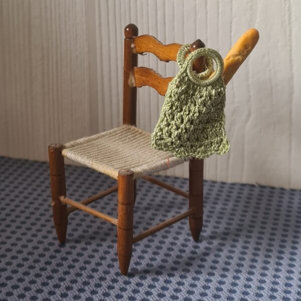 Crochet dollhouse shopping bag, 1/12 scale - Imagen 2