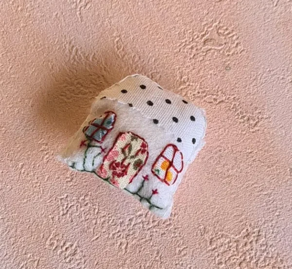 Dollhouse cushion, 1/12 scale