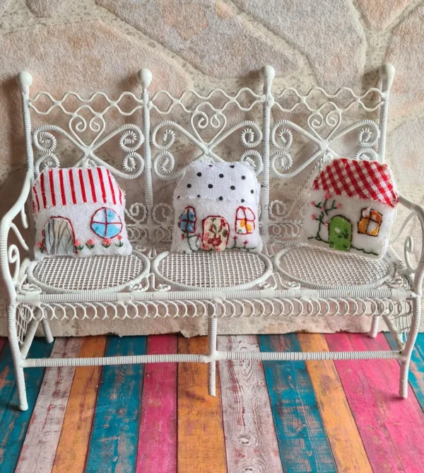 Dollhouse cushion, 1/12 scale - Imagen 2