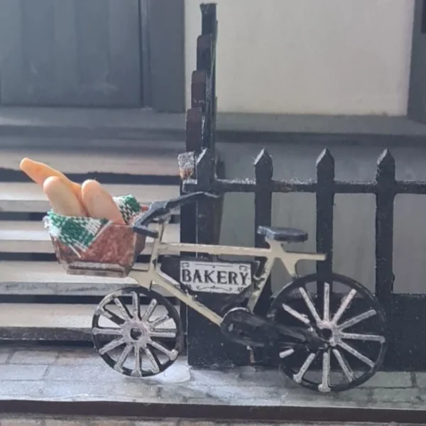 Dollhouse miniature delivery bicycle, 1/48 scale - Imagen 3