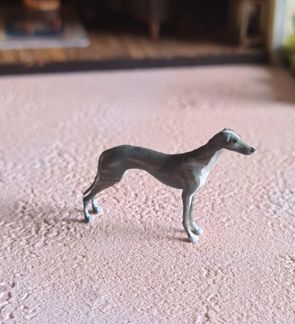 Dollhouse Greyhound dog, 1/48 scale - Imagen 2