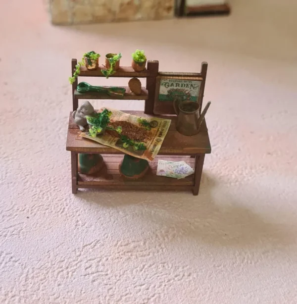 Dollhouose garden bench with accesories, 1/48 scale - Imagen 2