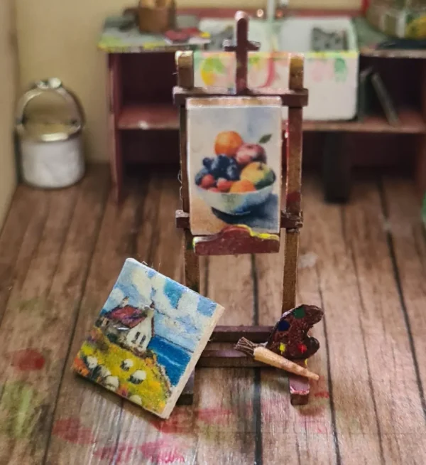 Dollhouse painter's easel with accessories (glued on), 1/48 scale - Imagen 2