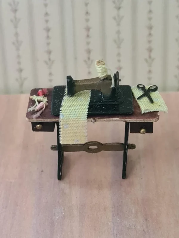 Dollhouse miniature sewing machine with accessories (glued)), scale 1/48 - Imagen 2