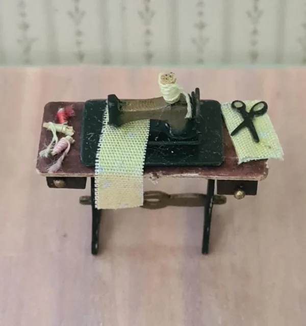 Dollhouse miniature sewing machine with accessories (glued)), scale 1/48