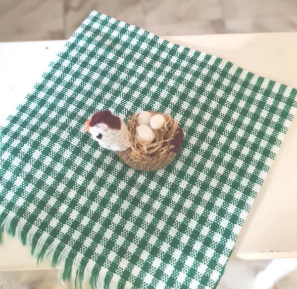 Dollhouse Miniature Egg Basket, 1/12 Scale - Imagen 2