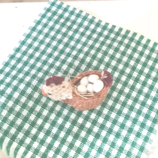 Dollhouse Miniature Egg Basket, 1/12 Scale - Imagen 3