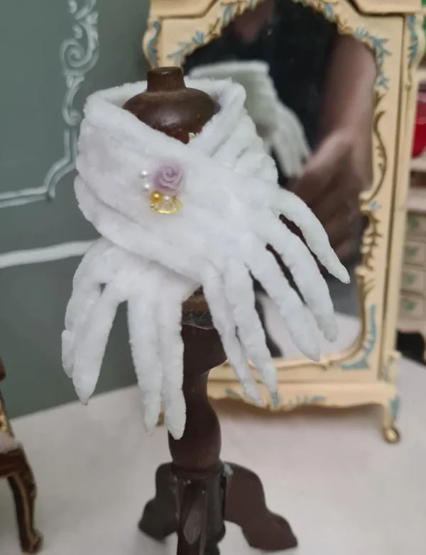 Dollhouse white stole, 1/12 scale - Imagen 3