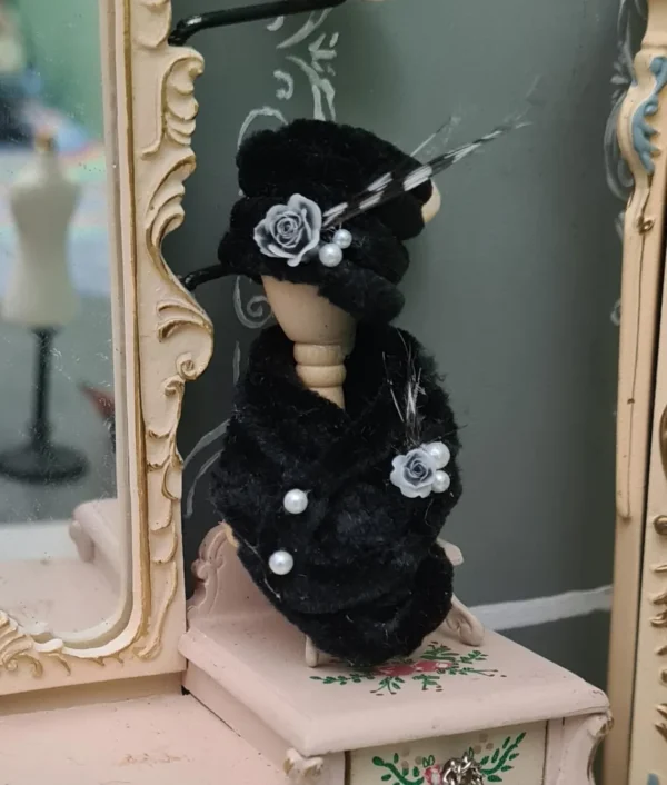 Dollhouse fur black hat and scarf, 1/12 Scale - Imagen 3