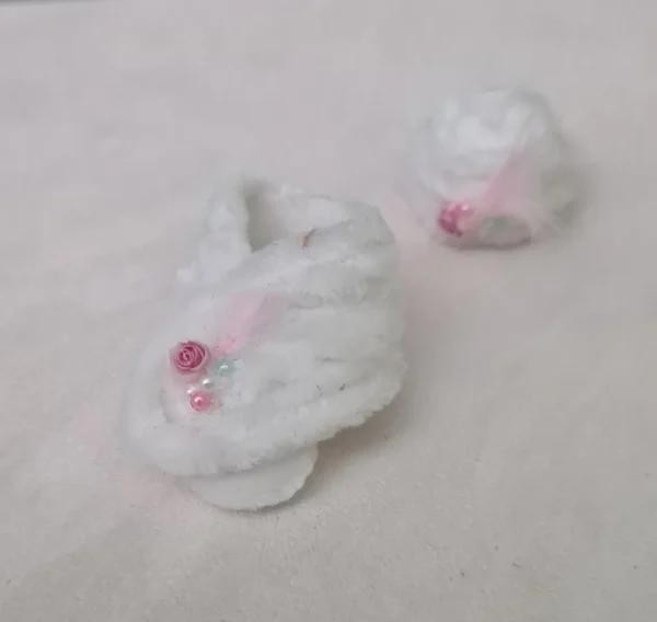 Dollhouse fur white hat and scarf, 1/12 Scale - Imagen 3